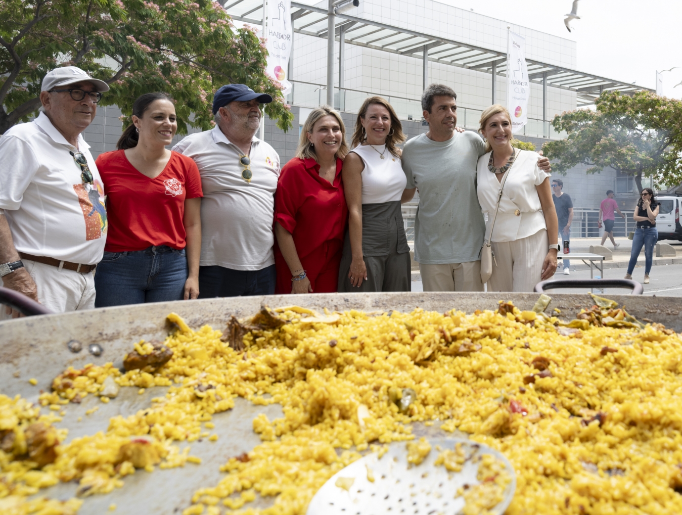 Marta Barrachina comparte con los vecinos del Grao el Día de las Paellas