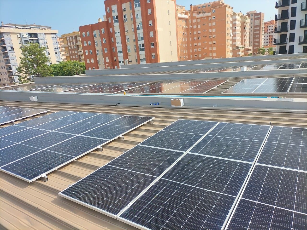 La Diputació de Castelló impulsa les energies renovables amb la instal·lació de 216 plaques fotovoltaiques en la Piscina Provincial